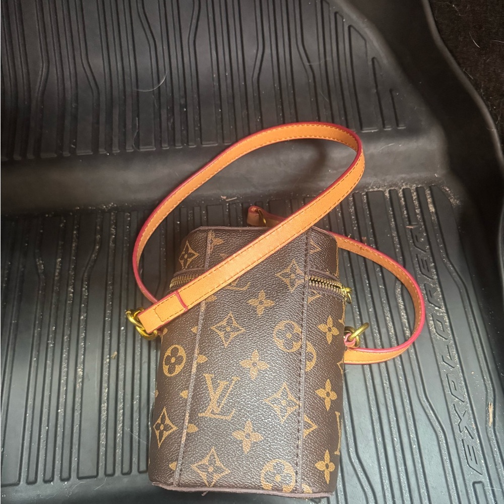 Louis Vuitton phone bag - Picture 2 of 4